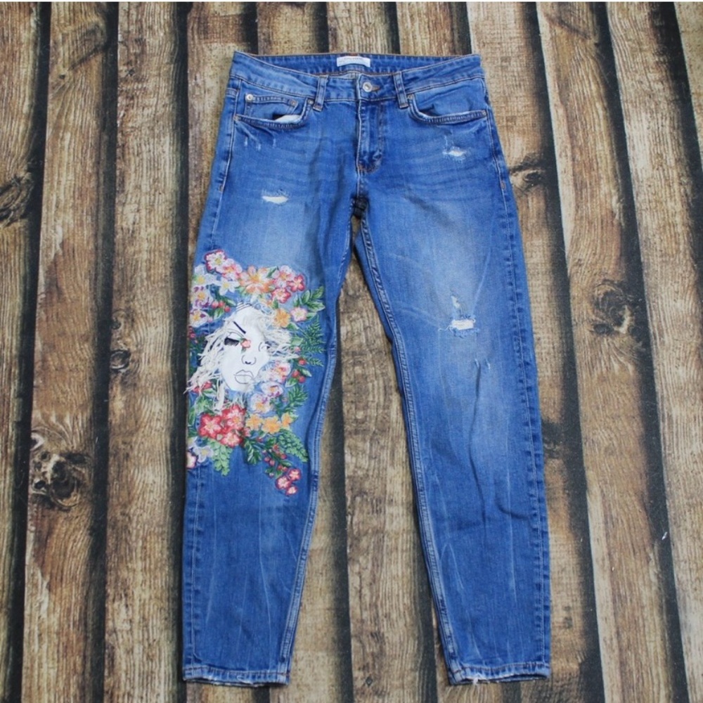 3/$25✨ Zara The Slim Boyfriend Moonflower Embroidered Jeans